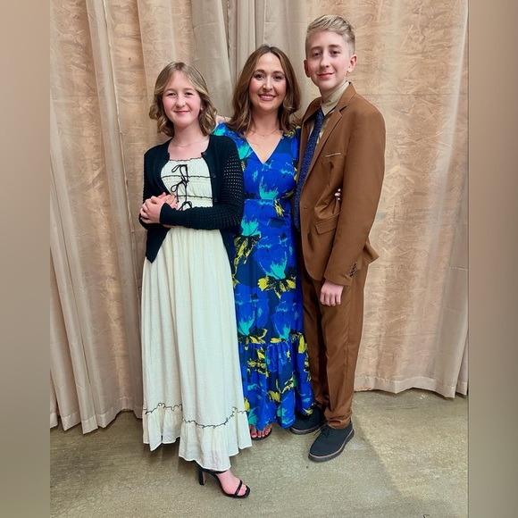 🌷Meet your posher Emilee - Picture 10 of 14